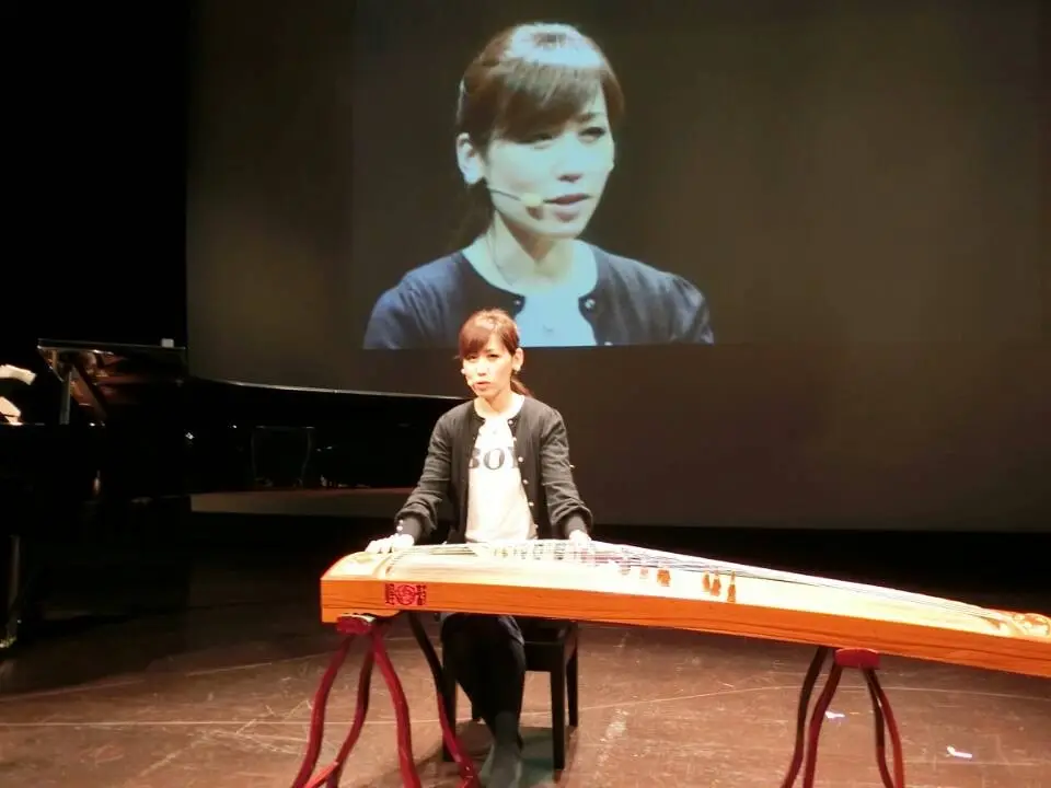 セミナーで古箏を演奏する王敏（スクリーン投影）