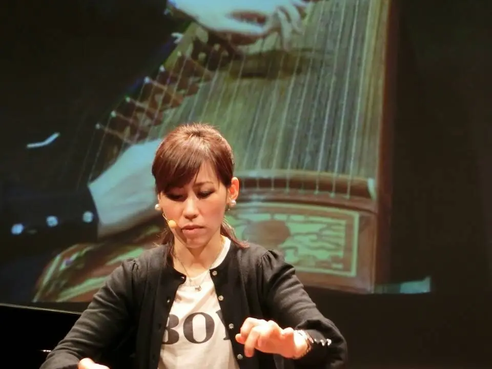 古箏の奏法を実演する王敏のクローズアップ