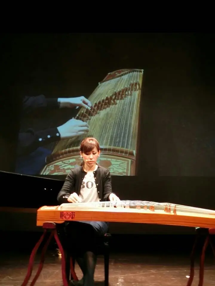 古箏演奏の様子（奏法解説）