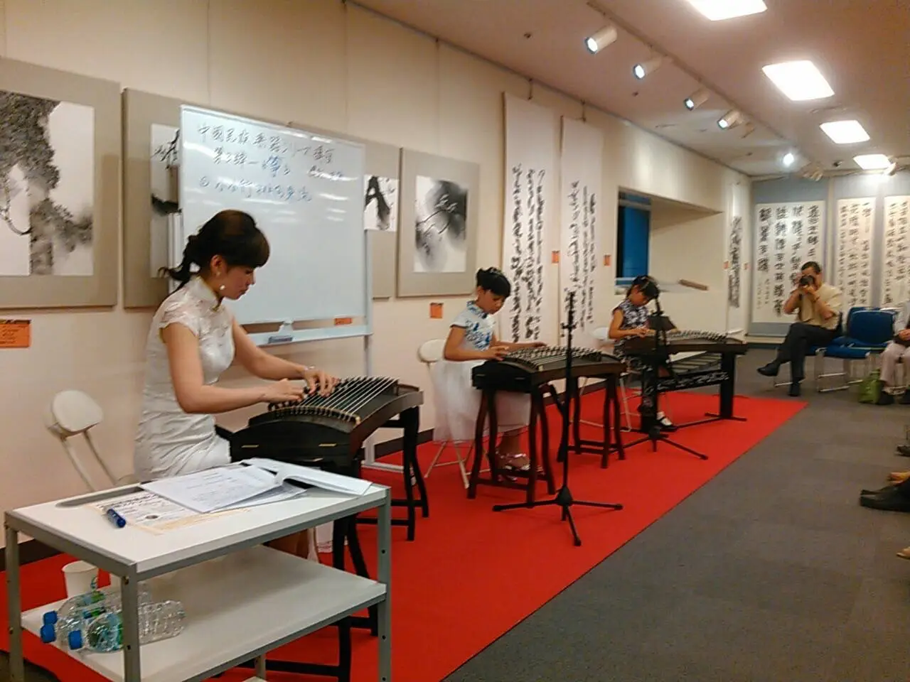 水墨画に囲まれた講座会場での合奏披露