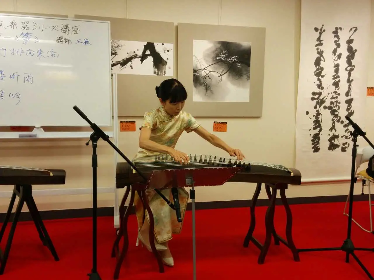 チャイナドレスで古箏を奏でるセミナー実演