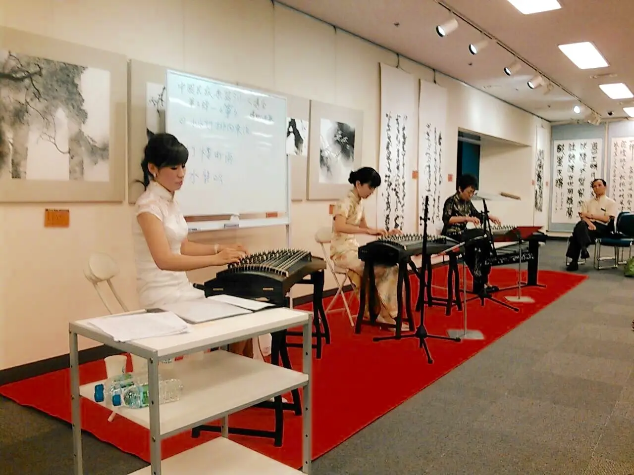 受講生と共に舞台で奏でる古箏合奏